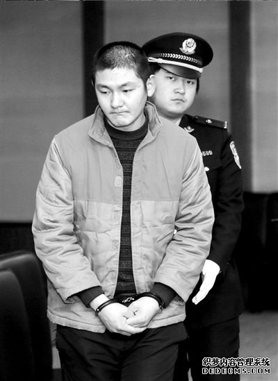 涉嫌杀害父亲的王刚被法警带出法庭。本报记者蒲东峰摄 
